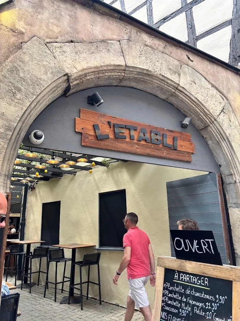 L'arche en grès et l'enseigne de L'Etabli