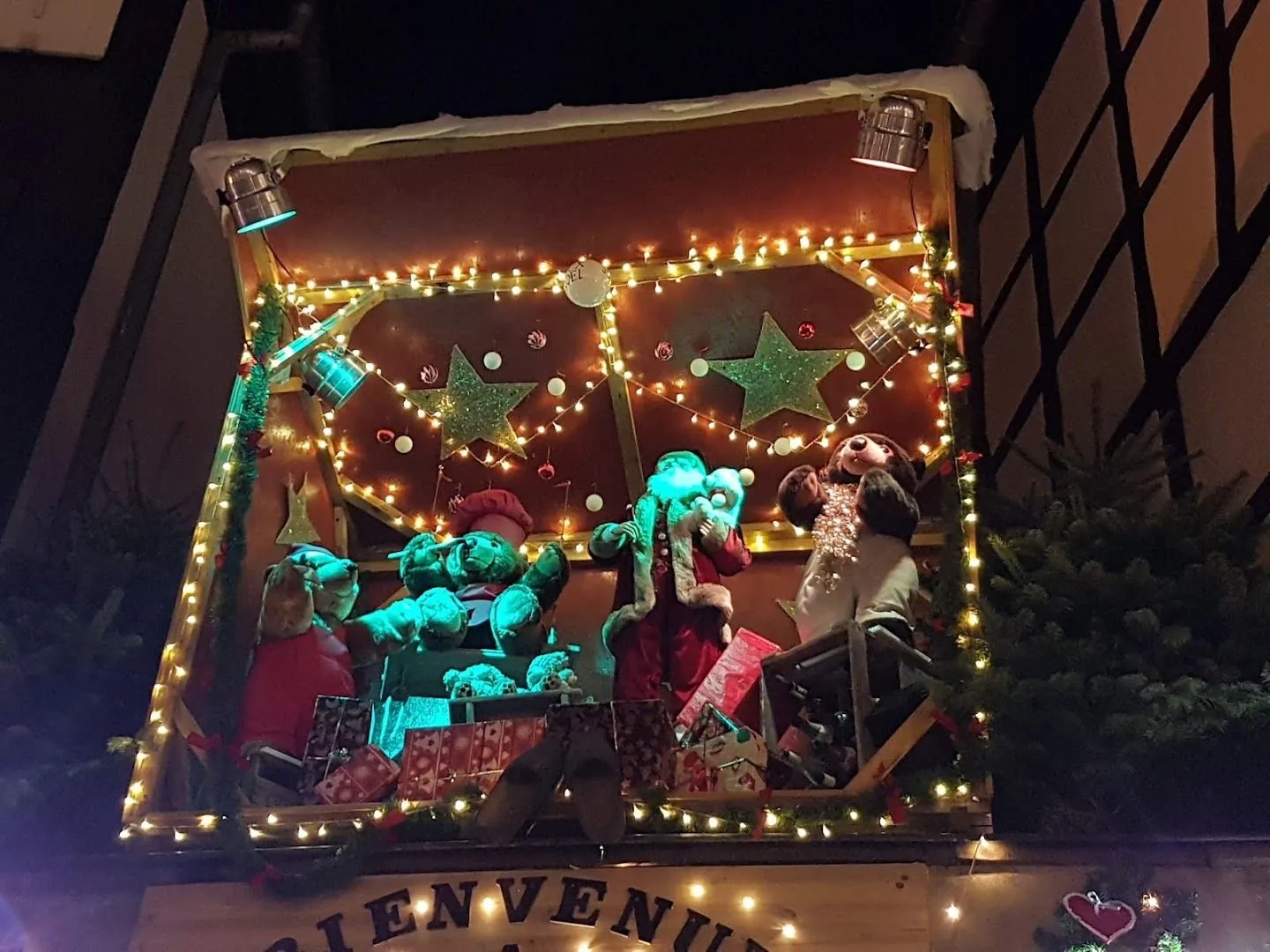 La façade décorée pour Noël, guirlandes lumineuses