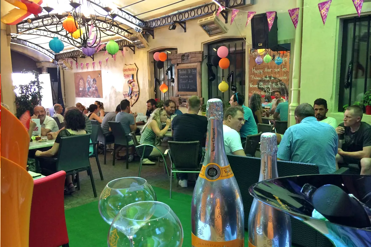 Une soirée d'été dans la cour, lampions et guirlandes