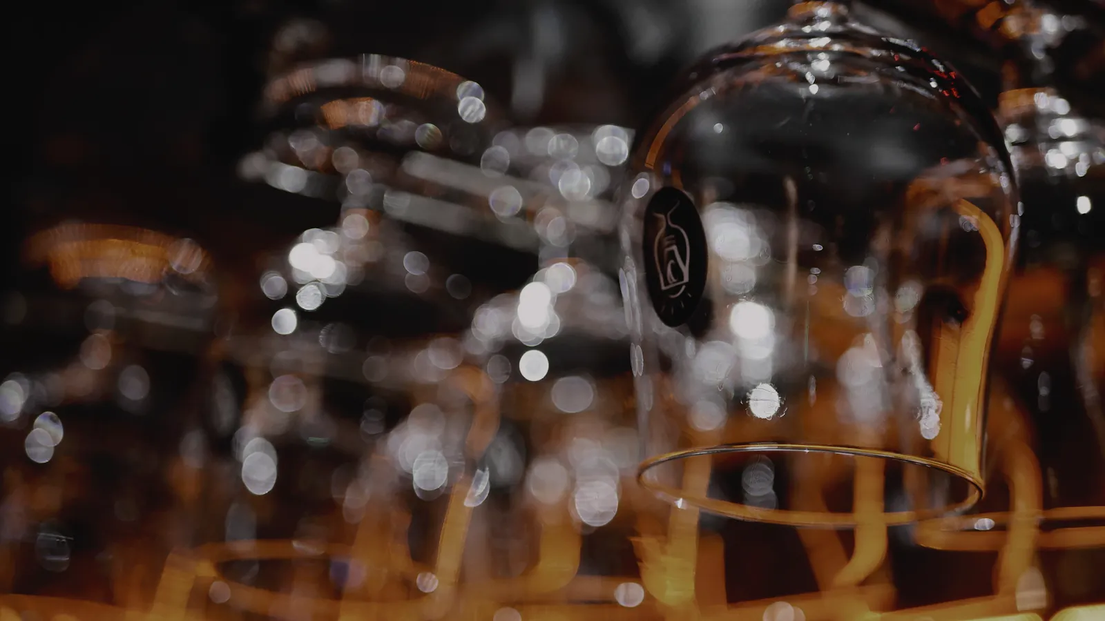 Verres à bière alignés derrière le comptoir
